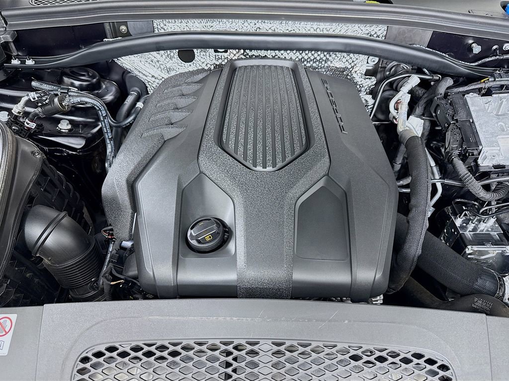 Certified 2025 Porsche Macan image 34