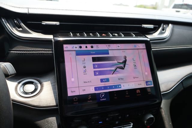 Used 2023 Jeep Grand Cherokee L Overland AWD/4WD image 17