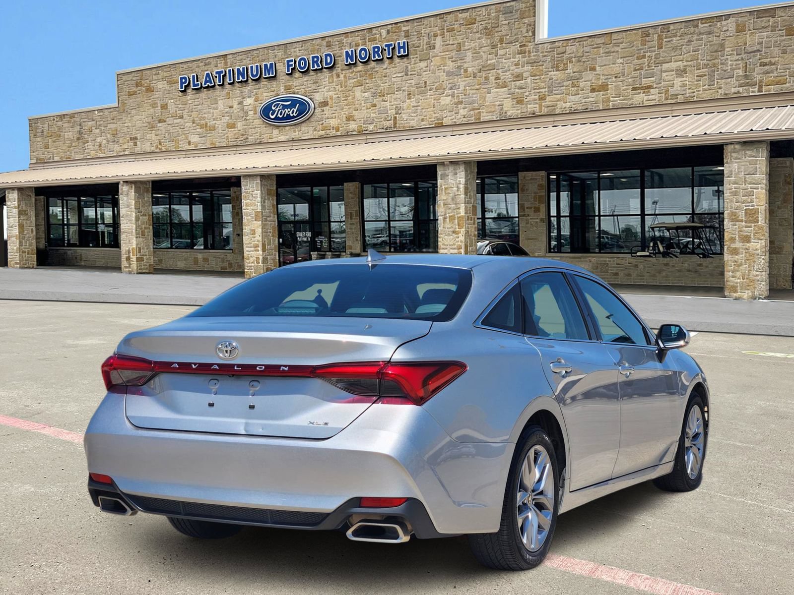 Used 2022 Toyota Avalon XLE FWD image 5