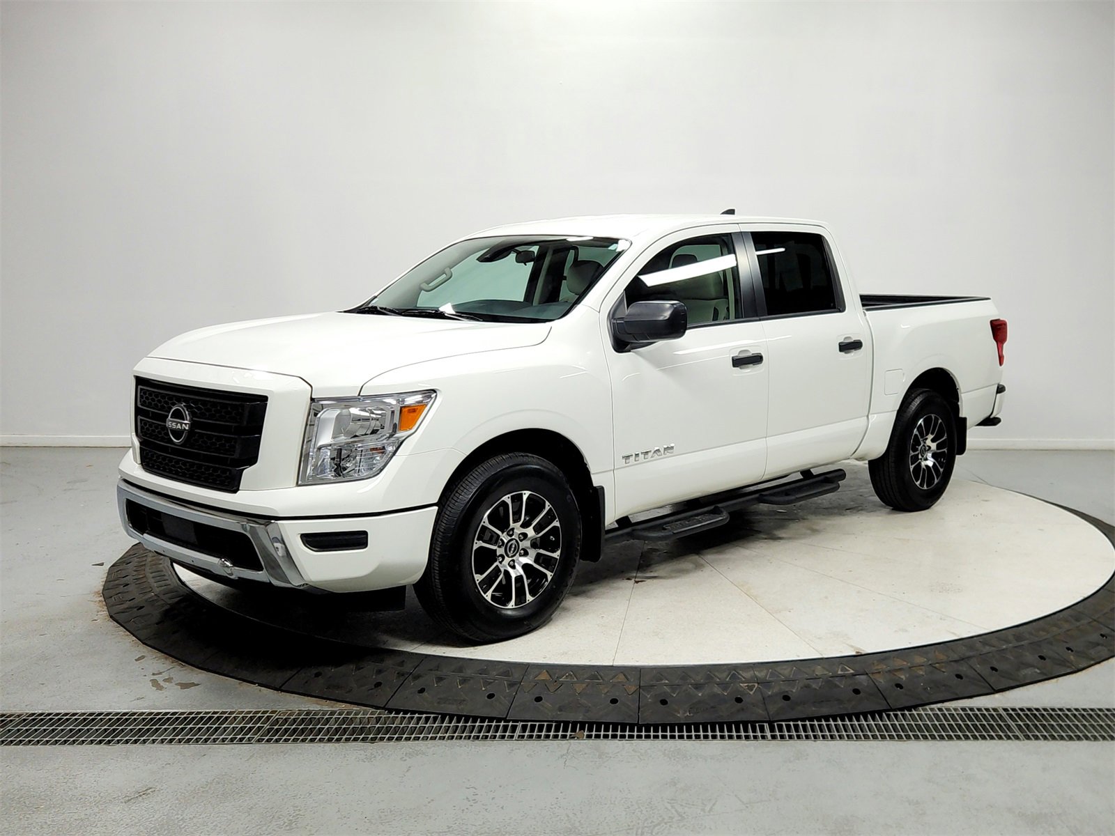 Used 2023 Nissan Titan SV w/ Accessory Utility Package image 3