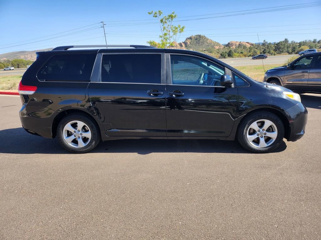 Used 2012 Toyota Sienna LE w/ Towing Pkg FWD image 3