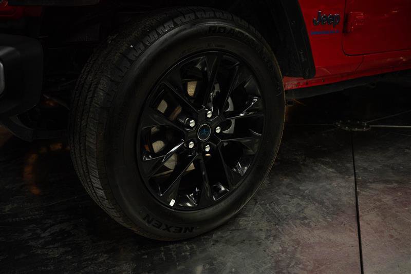 Used 2025 Jeep Wrangler Unlimited Sahara w/ Safety Group image 3