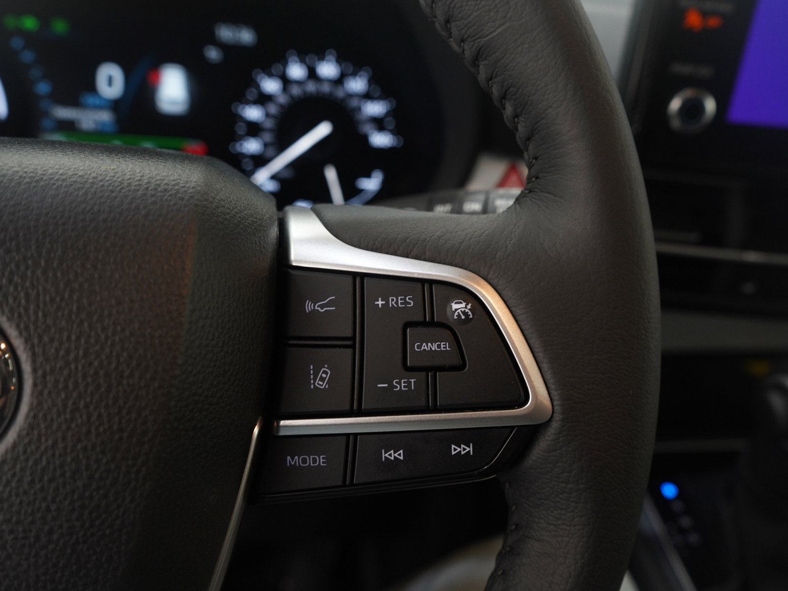 Used 2025 Toyota Sienna XLE image 27