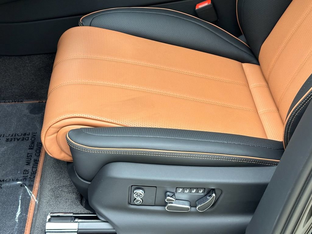 Used 2024 Bentley Bentayga image 22