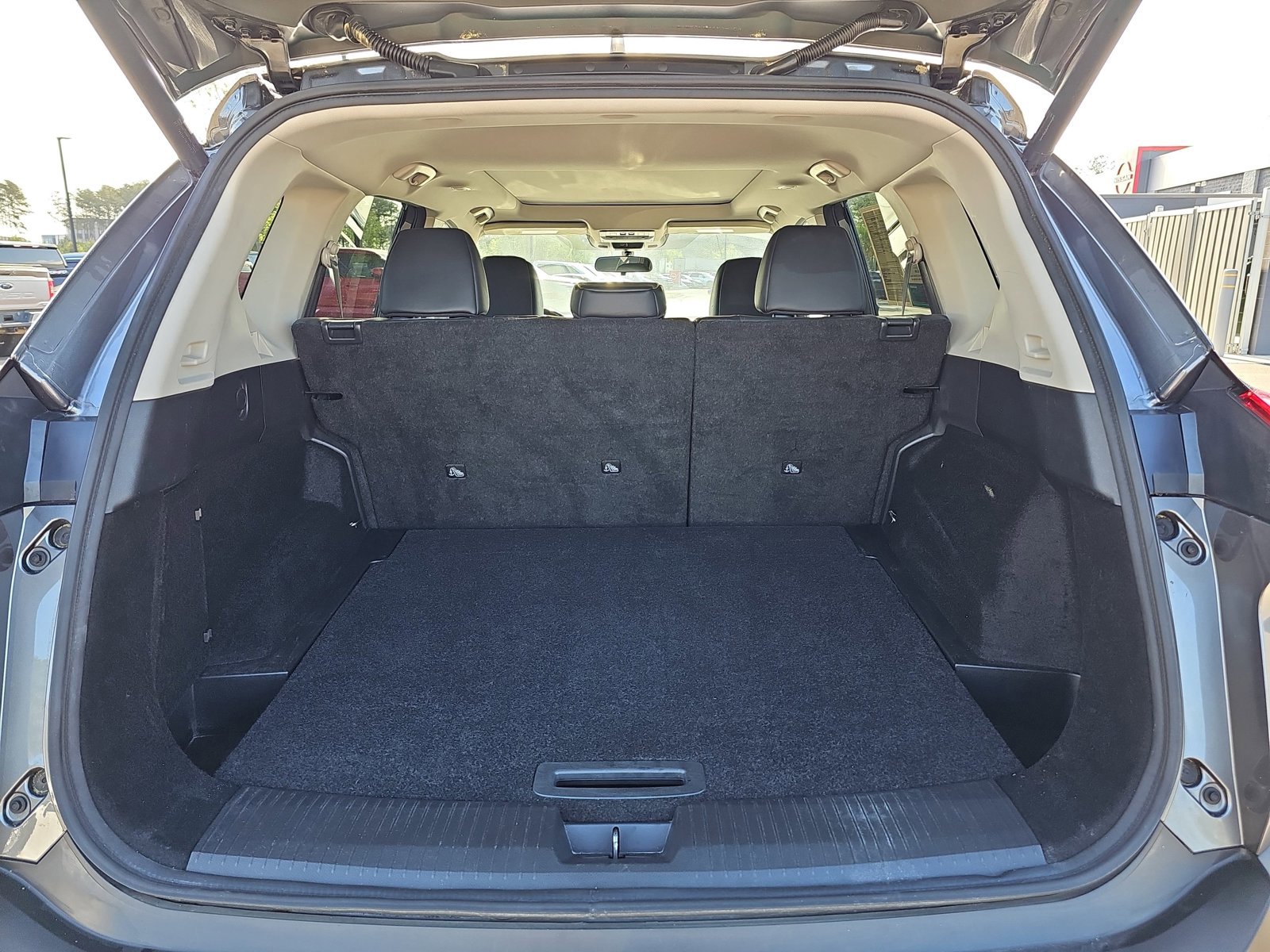 Used 2021 Nissan Rogue SV w/ Premium Package image 12