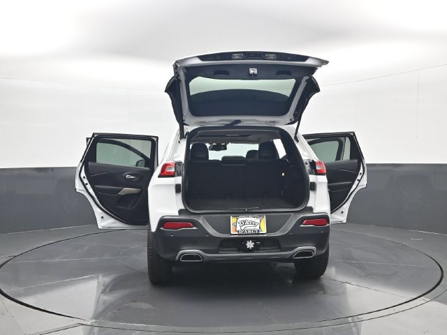 Used 2017 Jeep Cherokee Limited w/ Luxury Group AWD/4WD image 32
