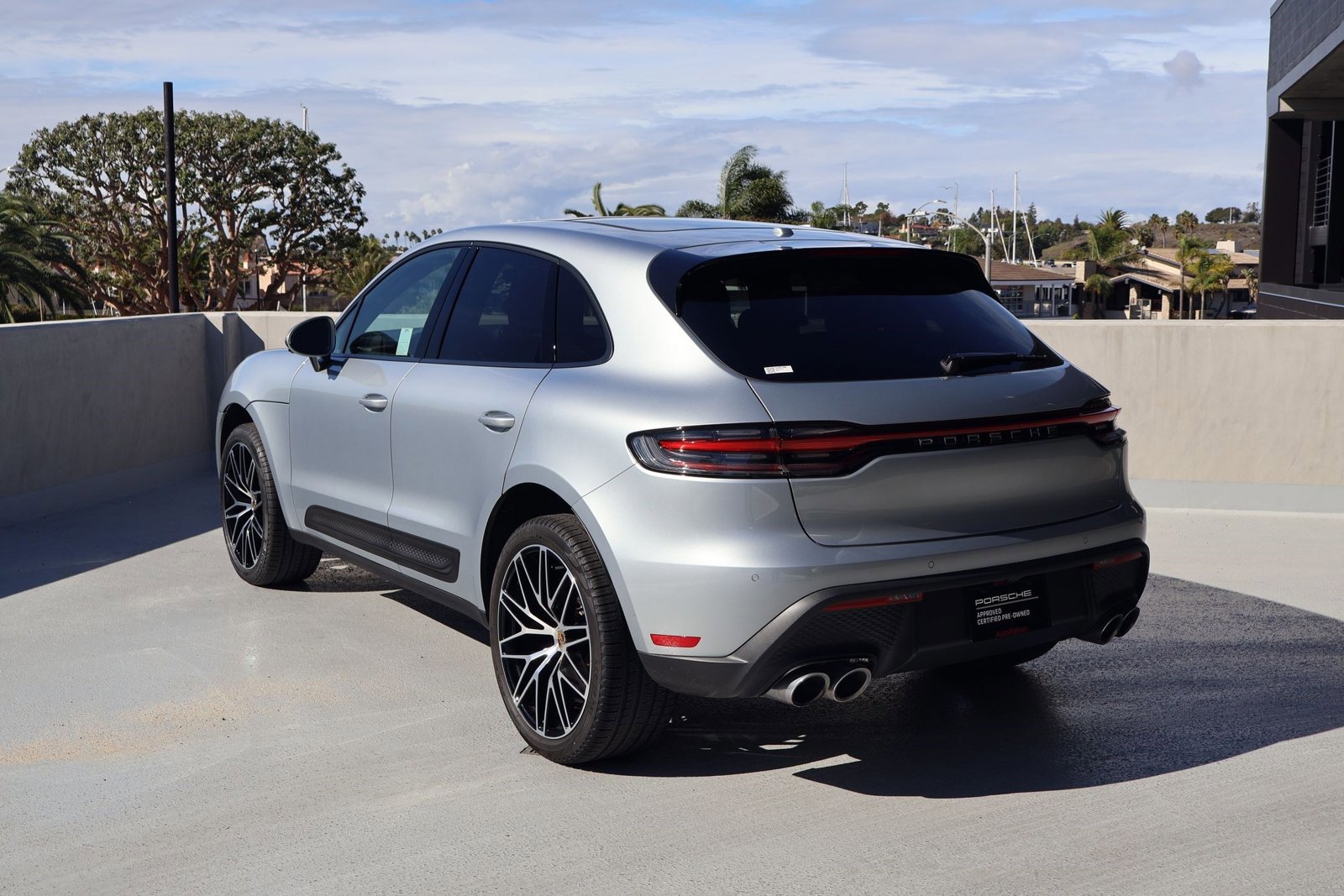 Certified 2025 Porsche Macan image 3