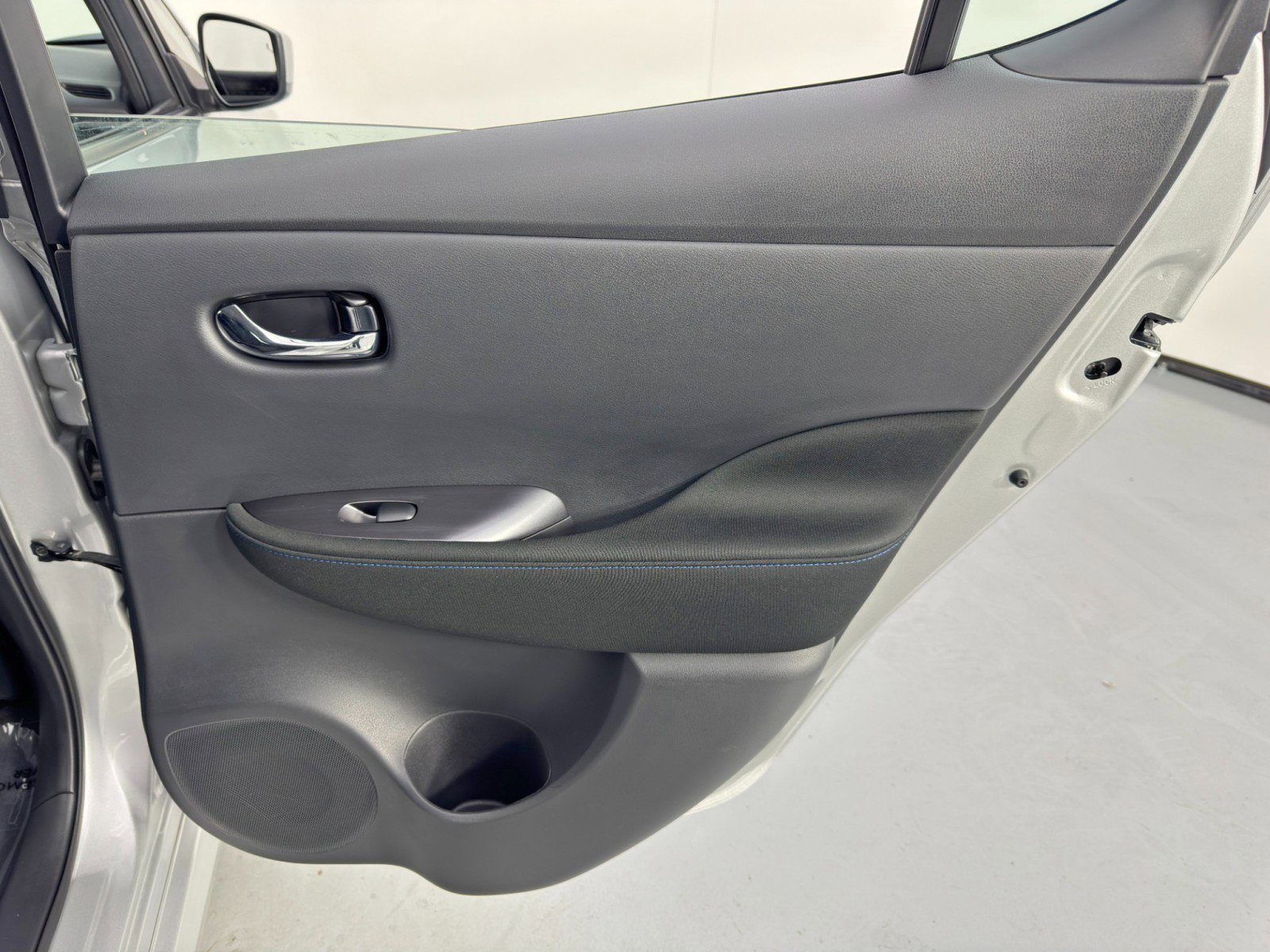 Used 2025 Nissan Leaf S image 36