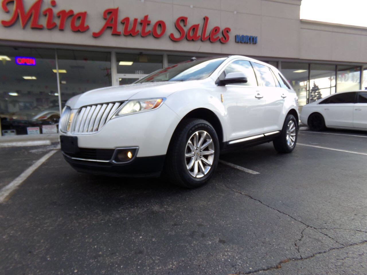Used 2012 Lincoln MKX FWD image 1