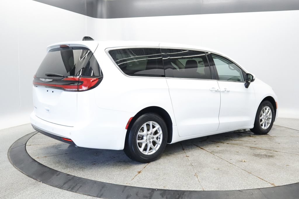 Certified 2023 Chrysler Pacifica Touring-L FWD image 6