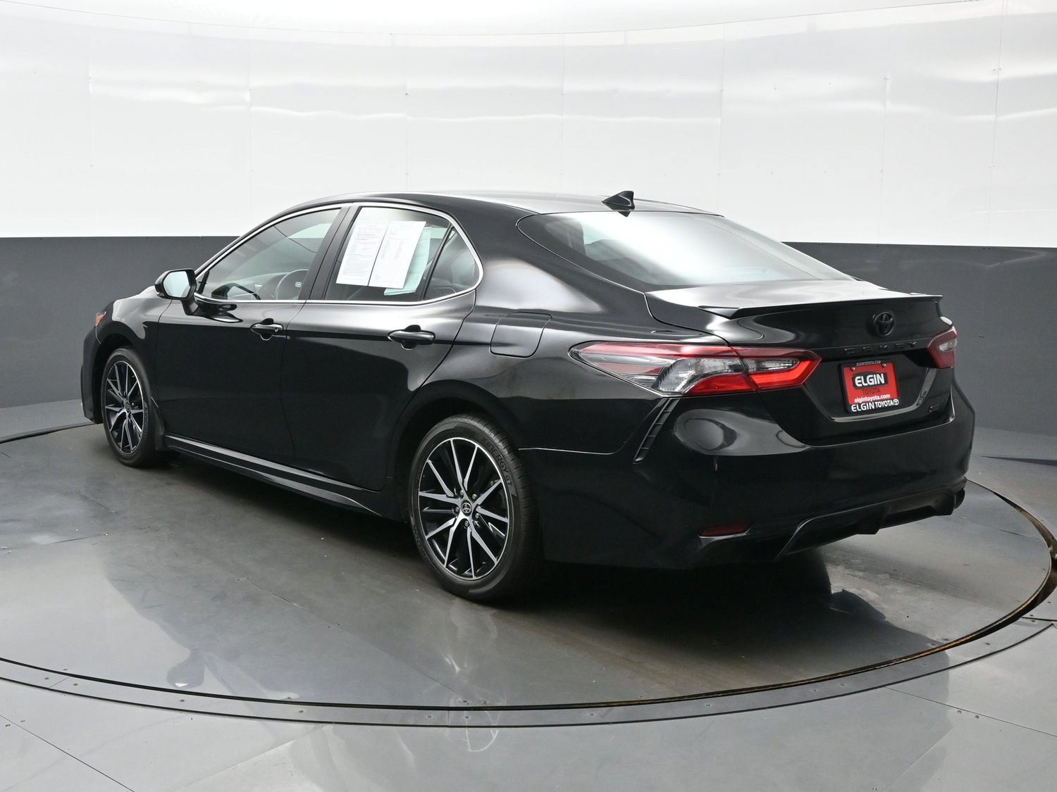 Used 2024 Toyota Camry SE FWD image 4