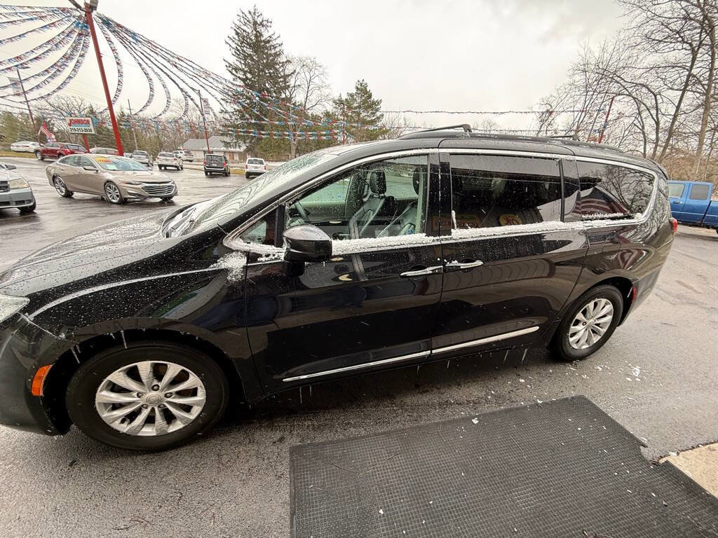 Used 2017 Chrysler Pacifica Touring-L image 5