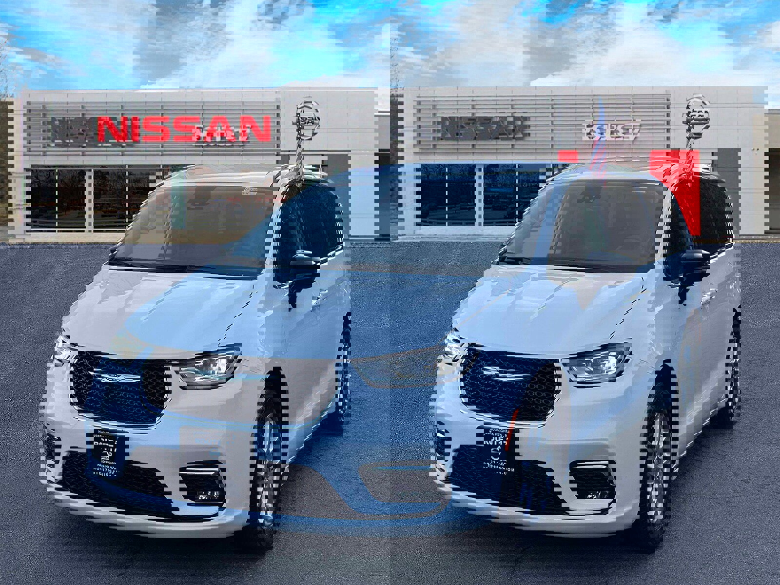 Used 2024 Chrysler Pacifica Touring-L image 2