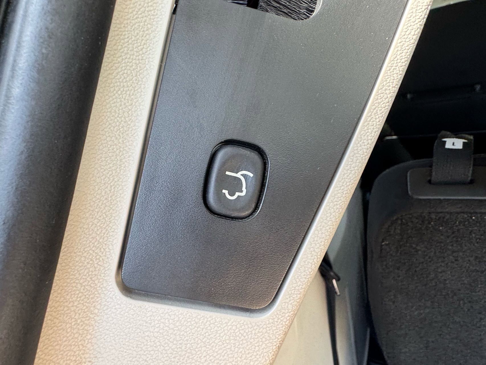 Used 2012 Chrysler Town & Country Touring w/ Entertainment Group #1 FWD image 15