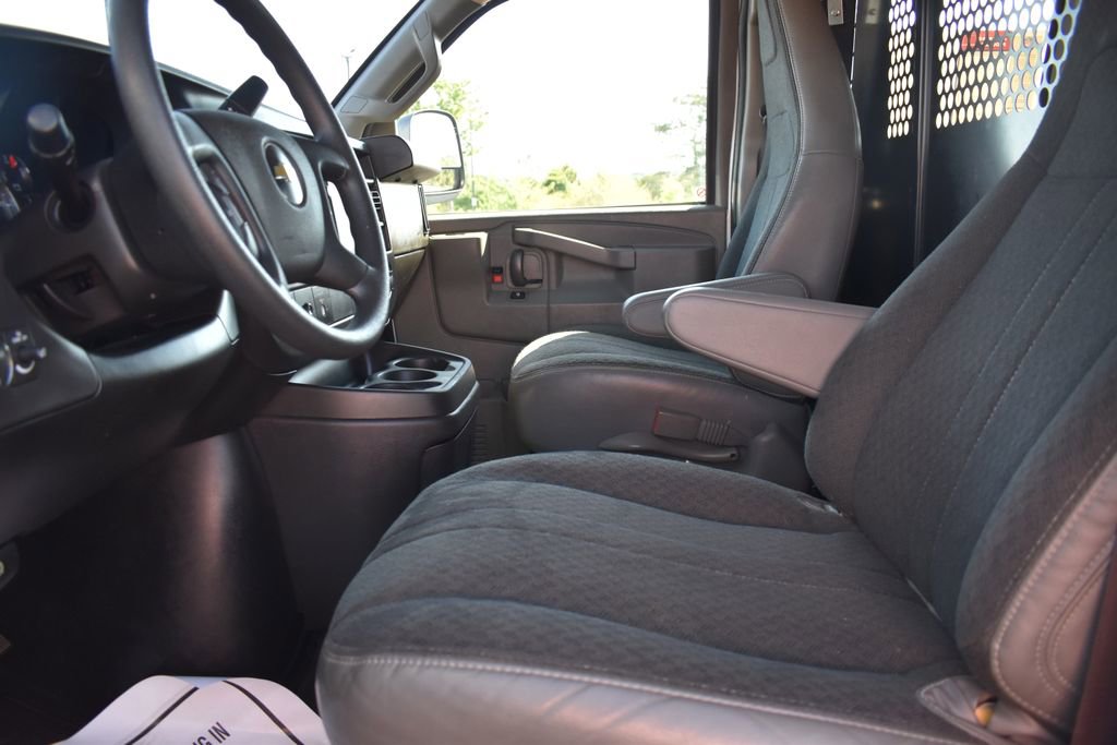Used 2024 Chevrolet Express 2500 w/ Driver Convenience Package RWD image 3