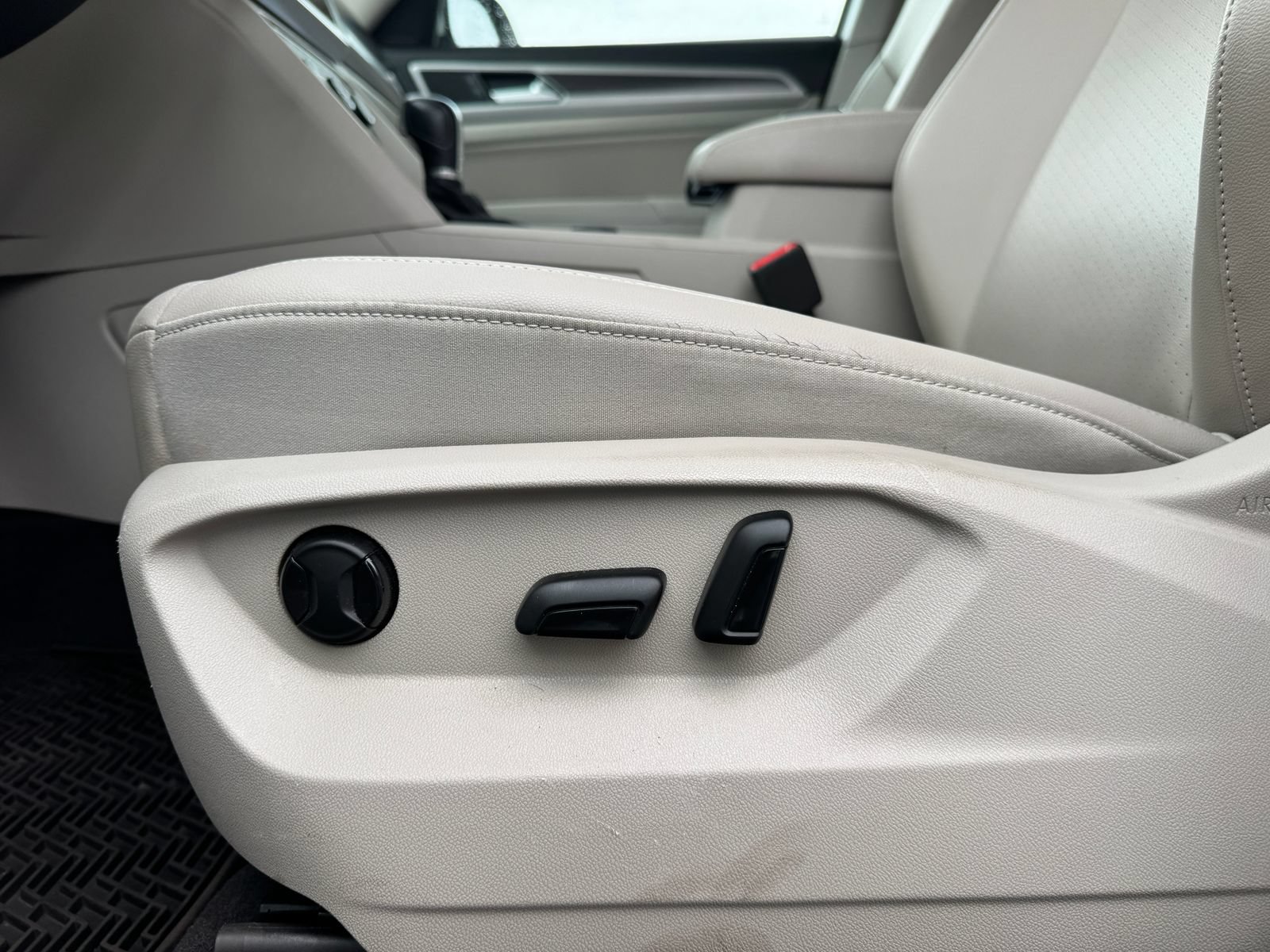 Used 2018 Volkswagen Atlas SE AWD/4WD image 32