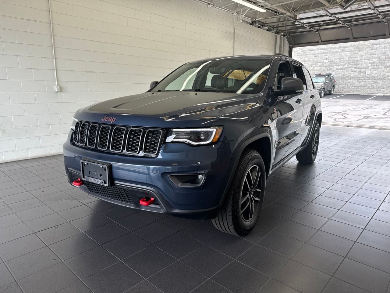 Used 2021 Jeep Grand Cherokee Trailhawk w/ Premium Lighting Group AWD/4WD image 3