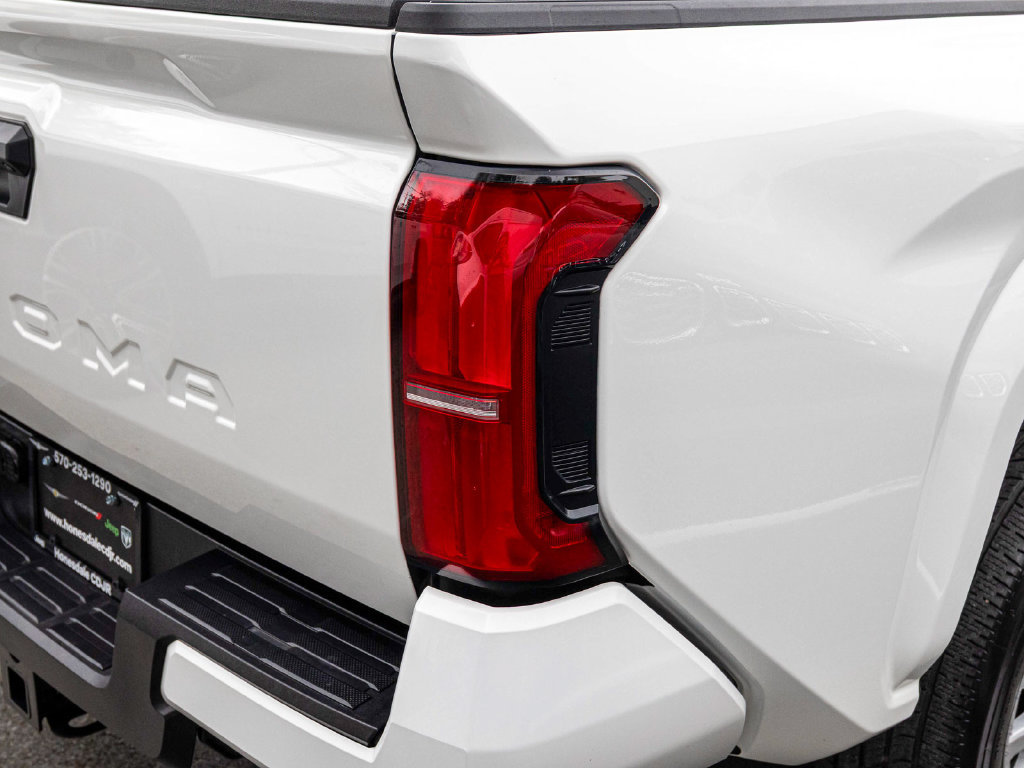 Used 2025 Toyota Tacoma SR5 AWD/4WD image 37