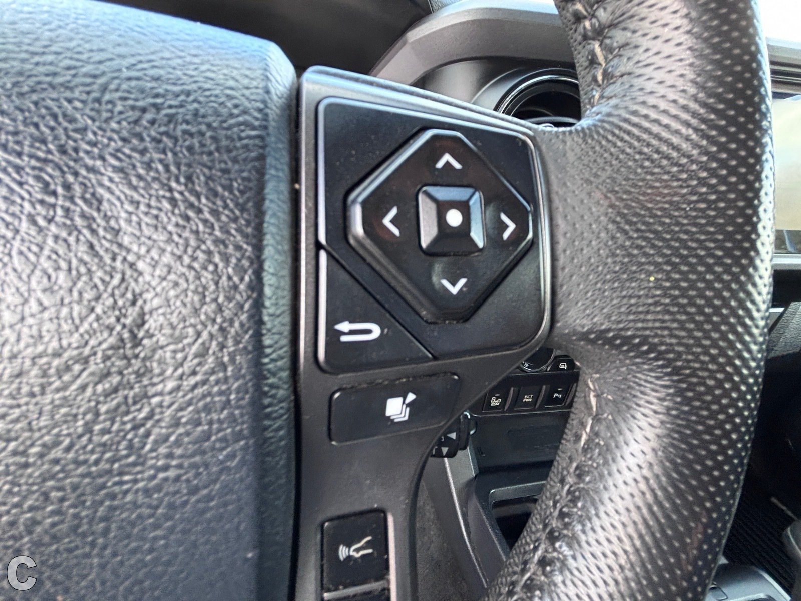 Used 2019 Toyota Tacoma TRD Off-Road w/ Technology Package AWD/4WD image 24