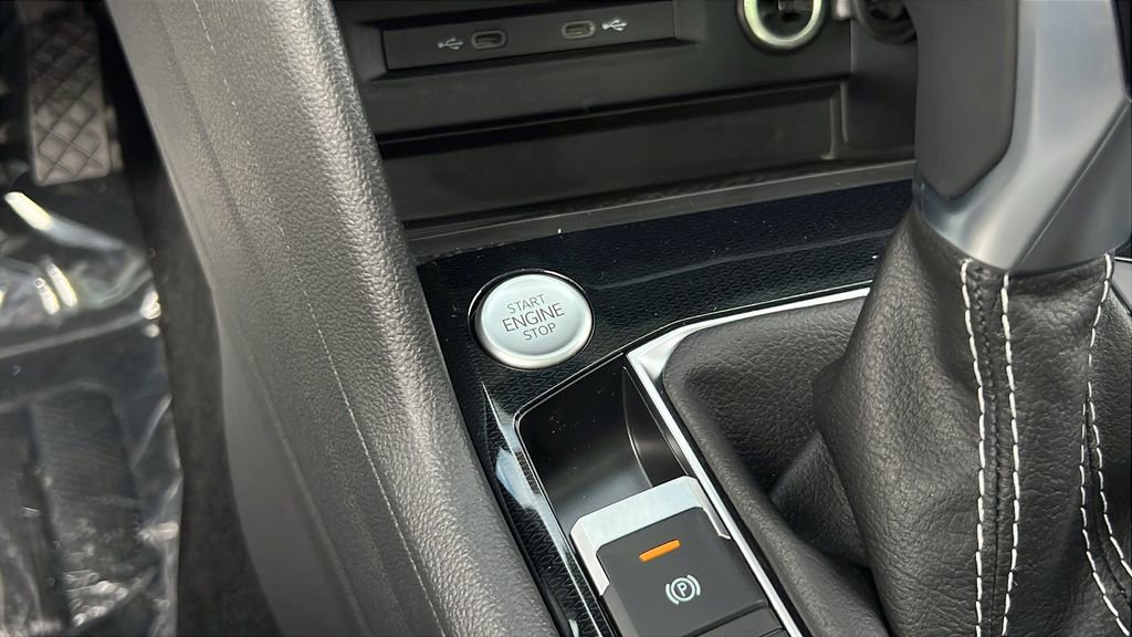 New 2025 Volkswagen Taos SE image 28