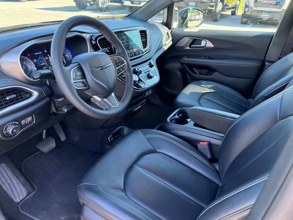 Used 2025 Chrysler Pacifica Select FWD image 11