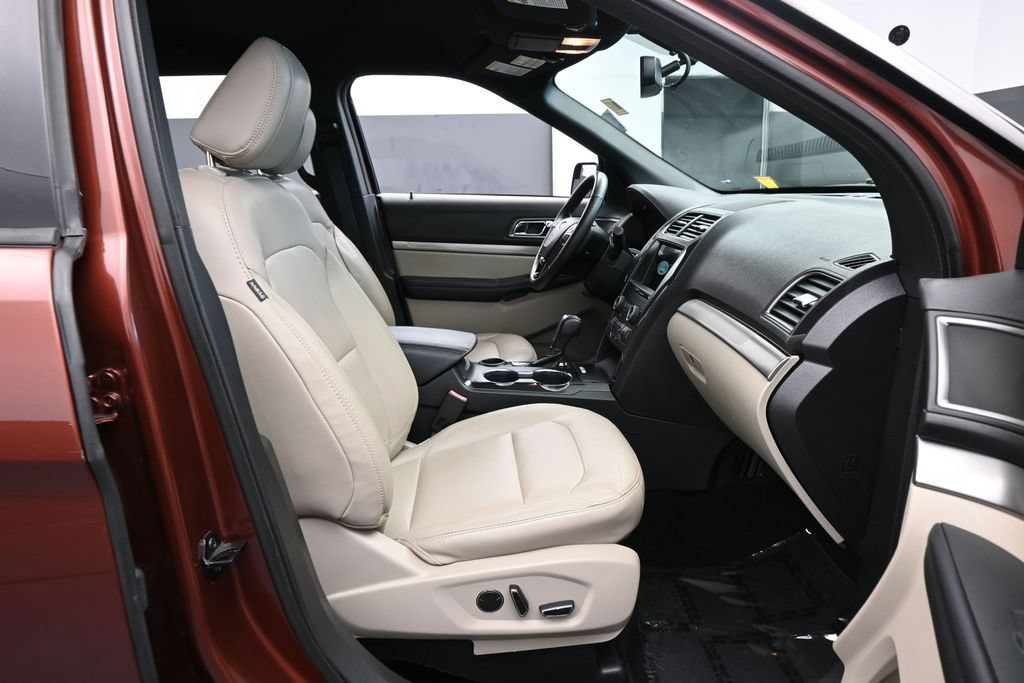 Used 2018 Ford Explorer XLT w/ Equipment Group 202A FWD image 40