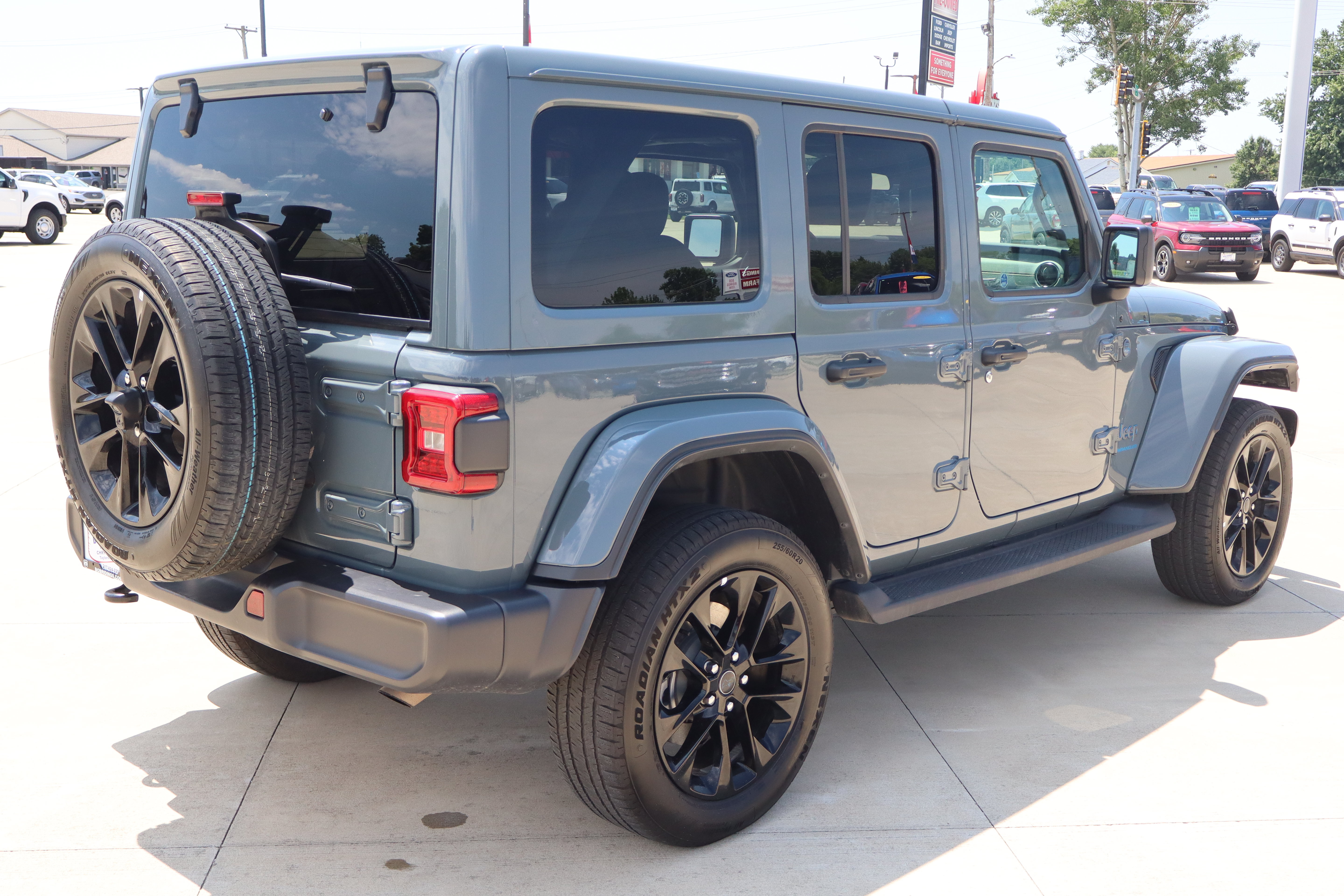 Used 2025 Jeep Wrangler Unlimited Sahara AWD/4WD image 5