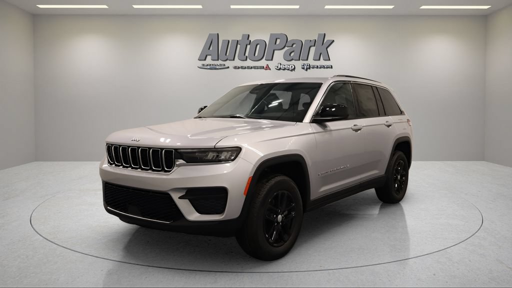 Used 2026 Jeep Grand Cherokee Laredo w/ Trailer Tow Package AWD/4WD image 6