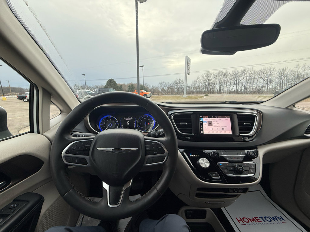 Used 2023 Chrysler Voyager LX image 11