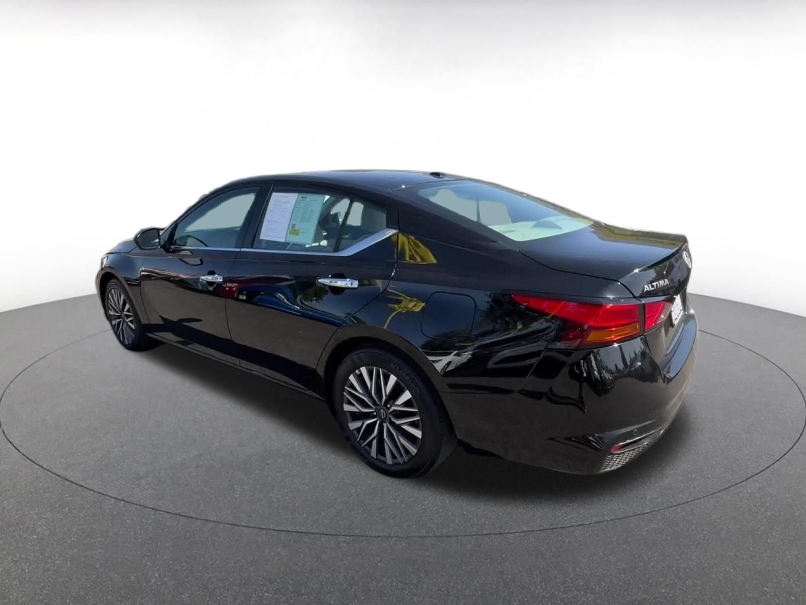 Used 2025 Nissan Altima 2.5 SV FWD image 9