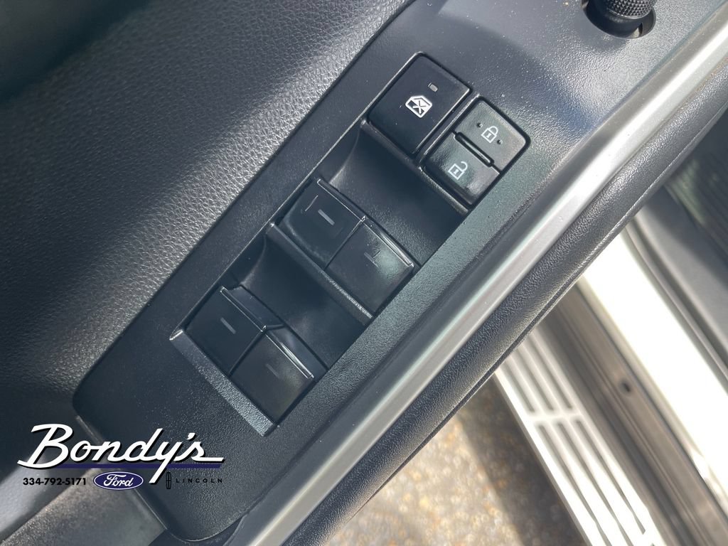 Used 2023 Toyota Highlander LE FWD image 8
