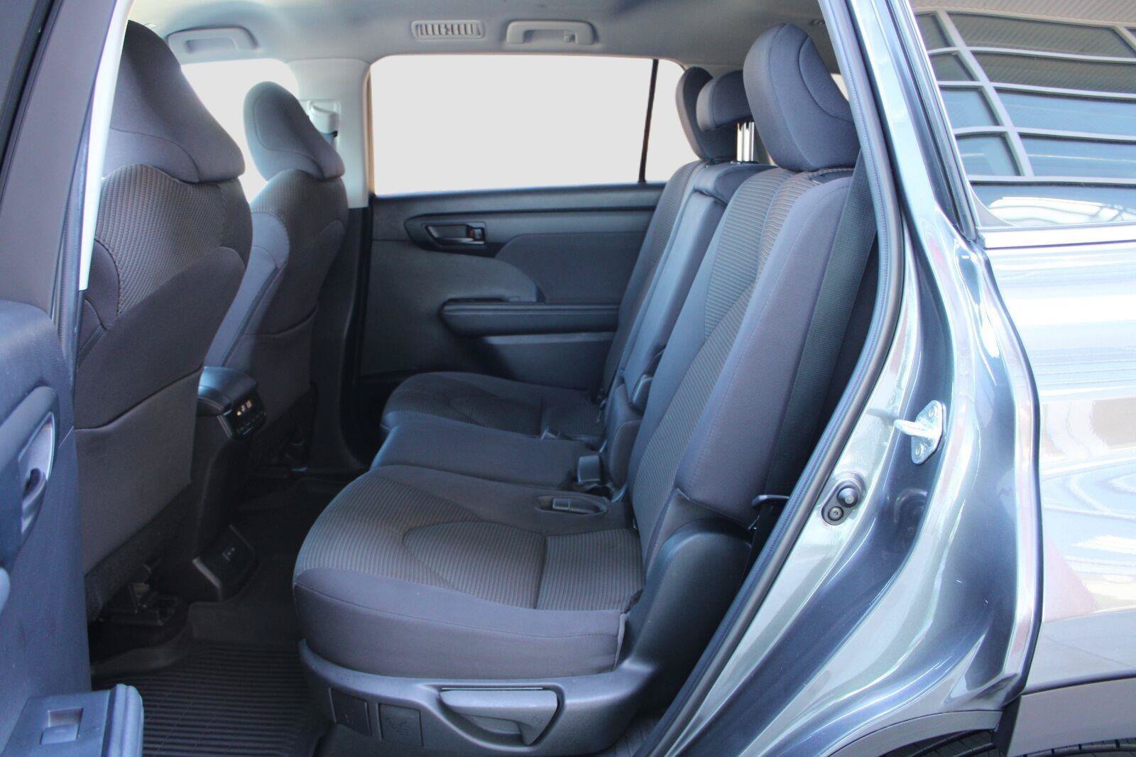 Used 2023 Toyota Highlander LE AWD/4WD image 37