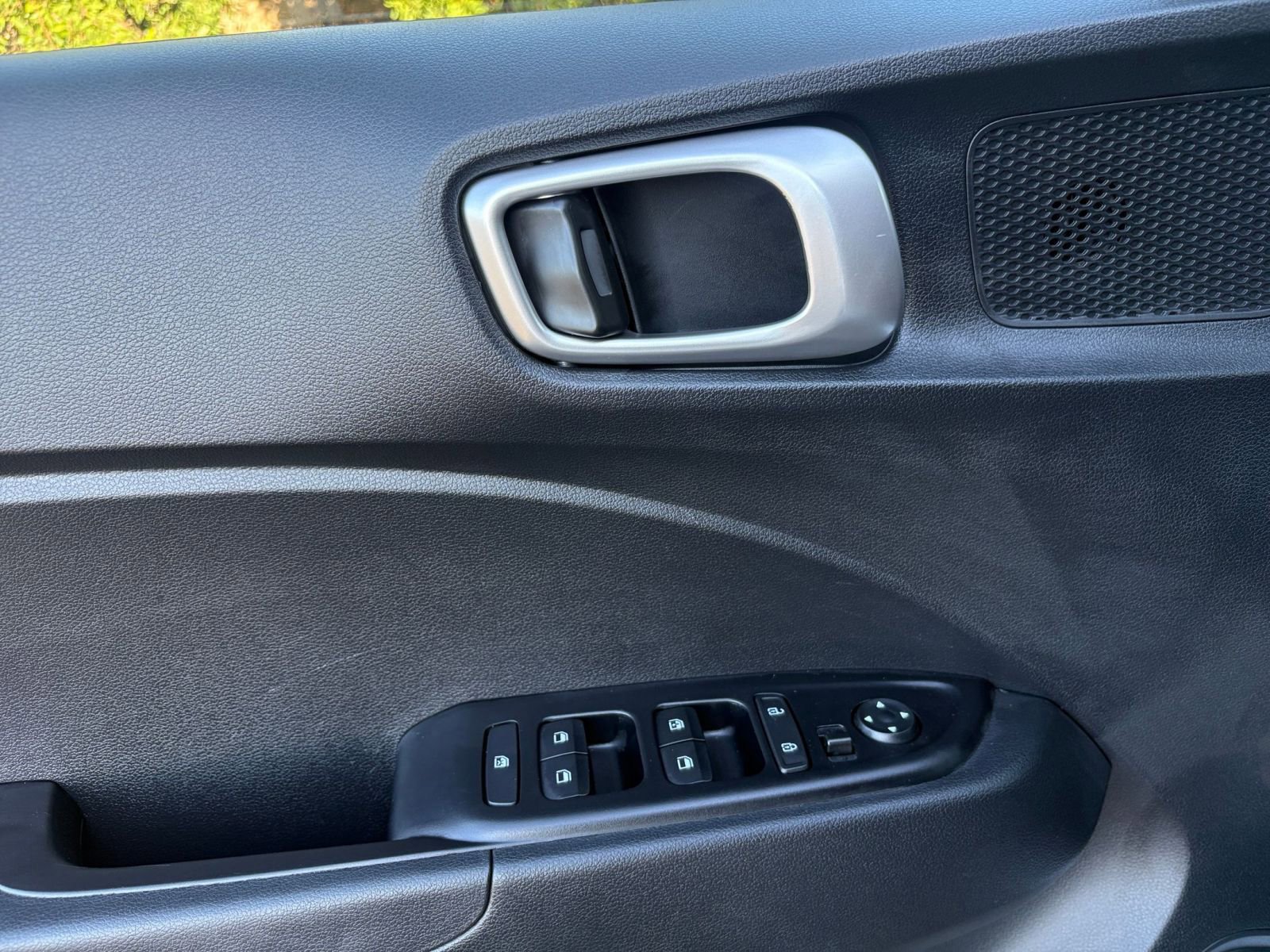 Used 2025 Hyundai Venue SEL image 18