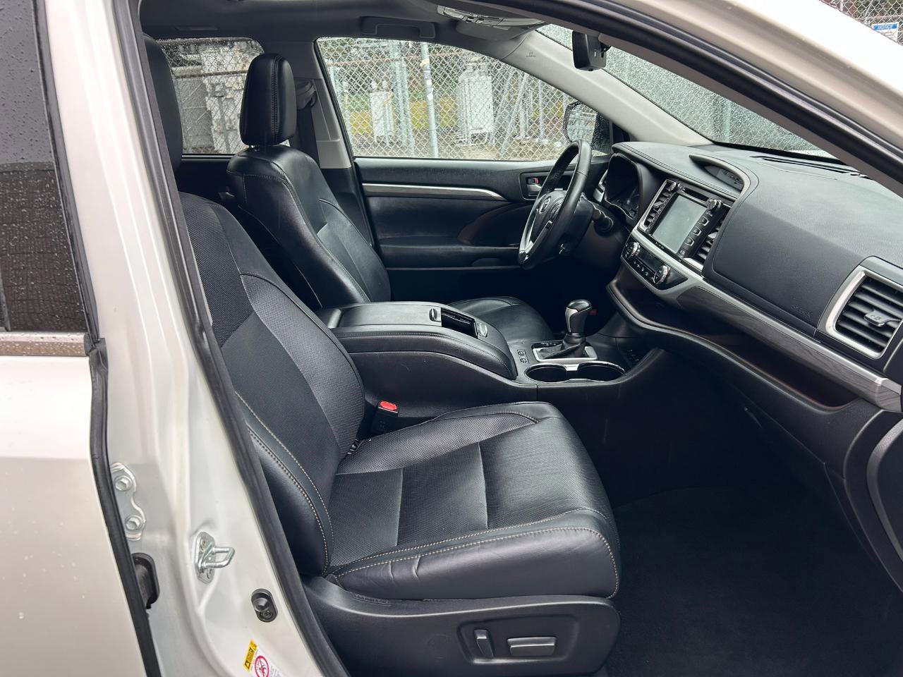 Used 2017 Toyota Highlander Limited w/ Carpet Mat Package image 19