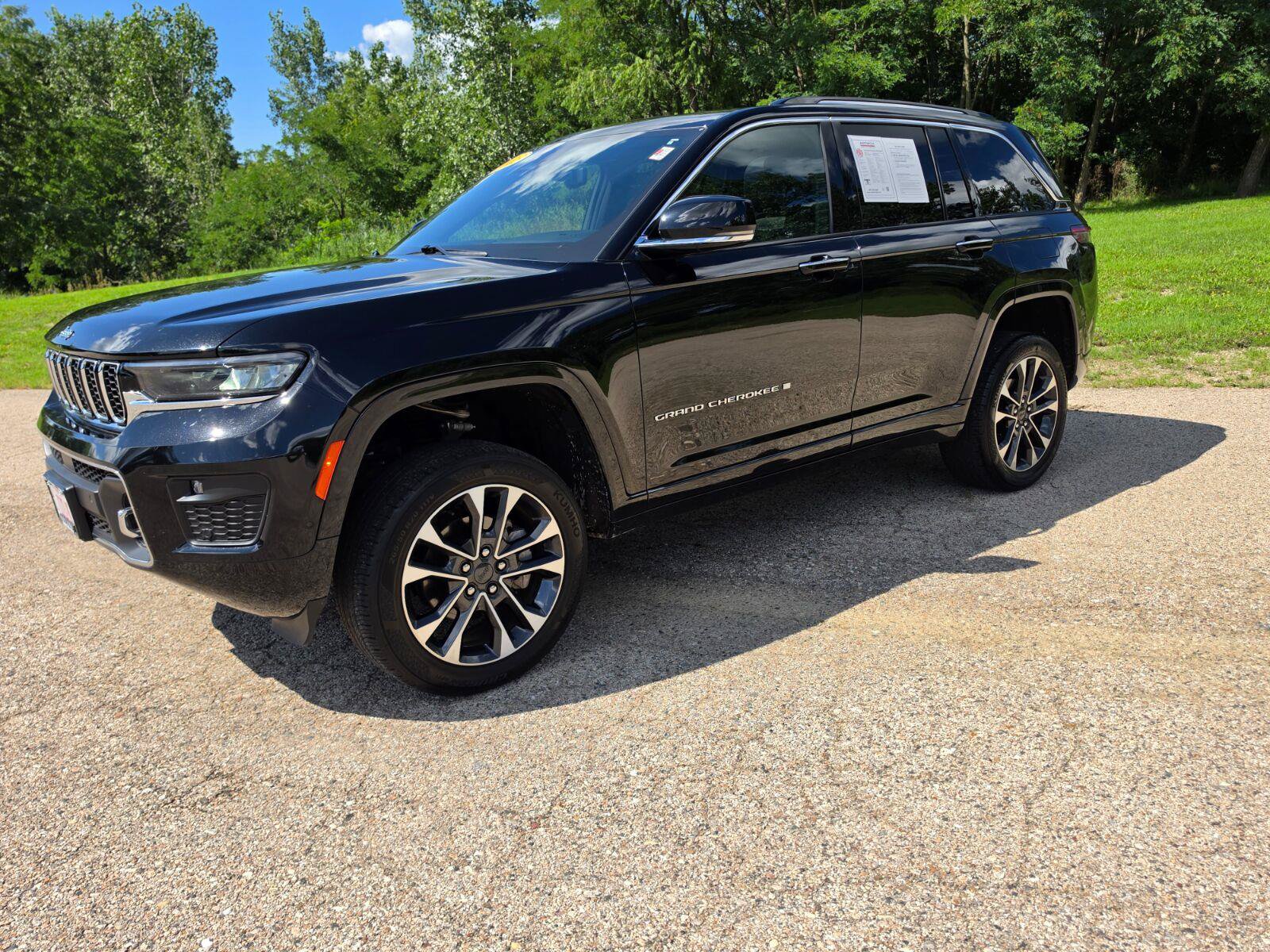 Used 2023 Jeep Grand Cherokee Overland w/ Luxury Tech Group IV AWD/4WD image 19