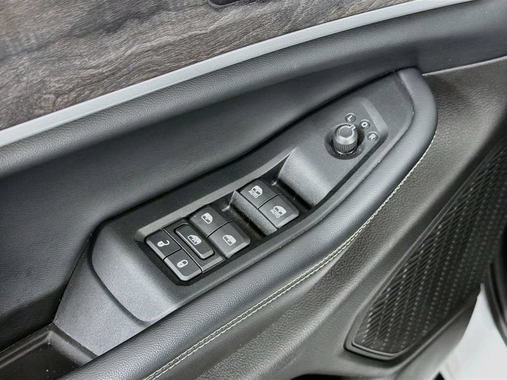 Used 2023 Jeep Grand Cherokee L Limited AWD/4WD image 18