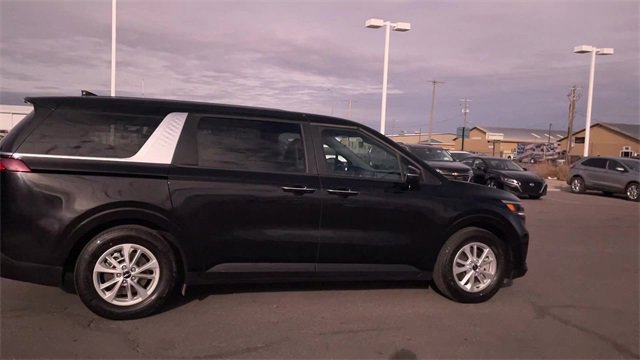 Used 2024 Kia Carnival LX image 2