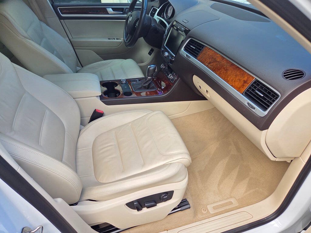 Used 2014 Volkswagen Touareg TDI AWD/4WD image 16