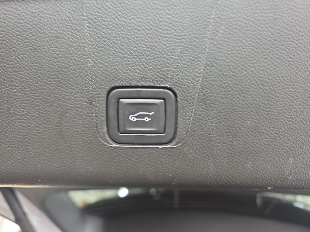 Used 2023 Chevrolet Traverse LT w/ LT Premium Package AWD/4WD image 18