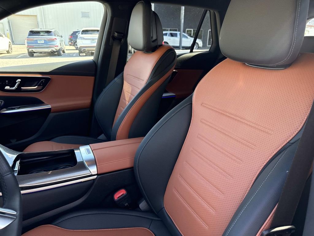 Used 2025 Mercedes-Benz GLC 300 4MATIC image 21