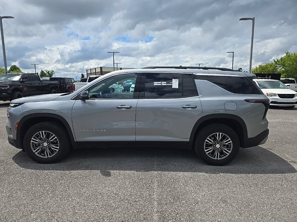 Used 2024 Chevrolet Traverse LT FWD image 4