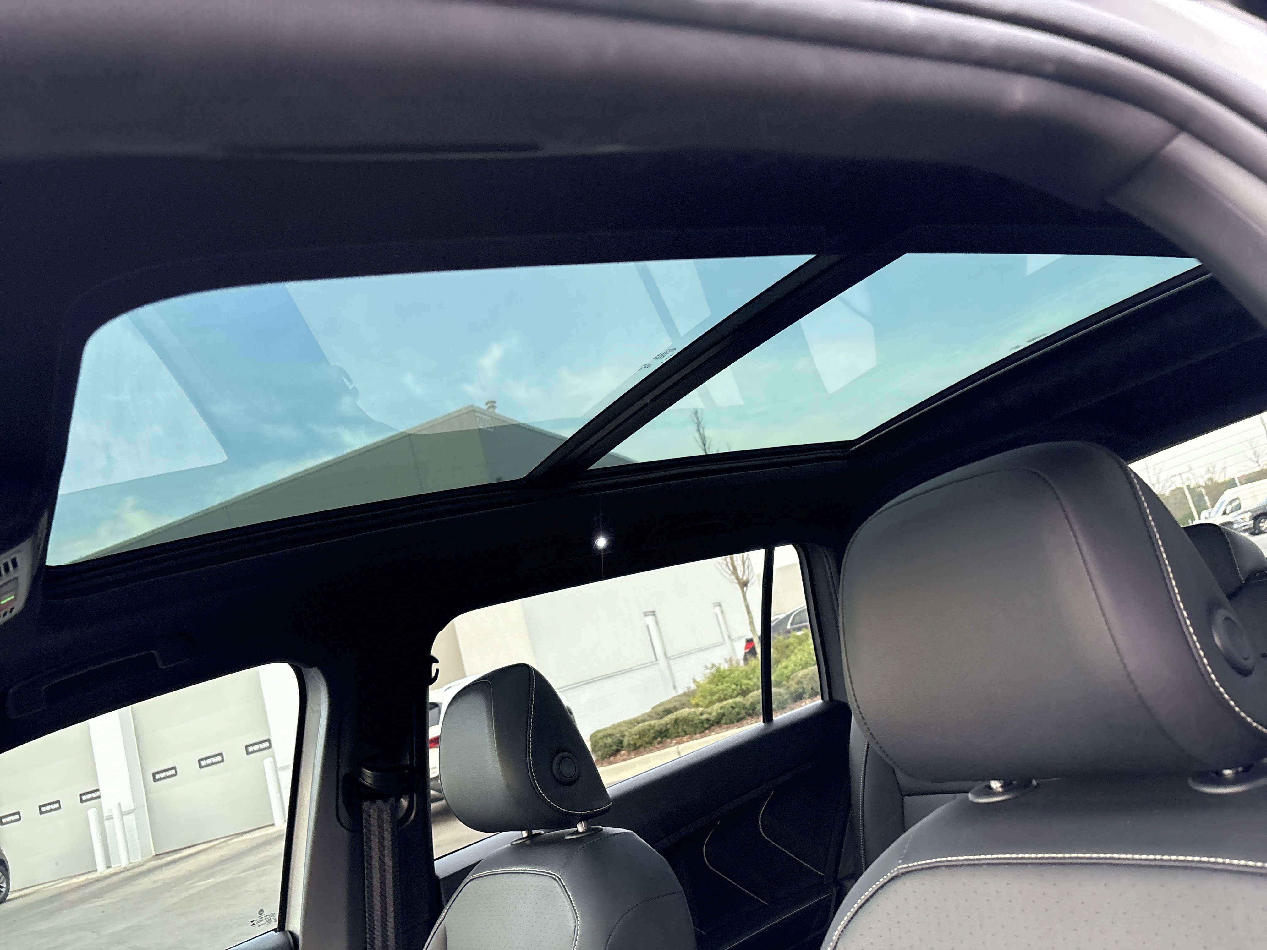 Used 2023 Volkswagen Tiguan SE R-Line image 18