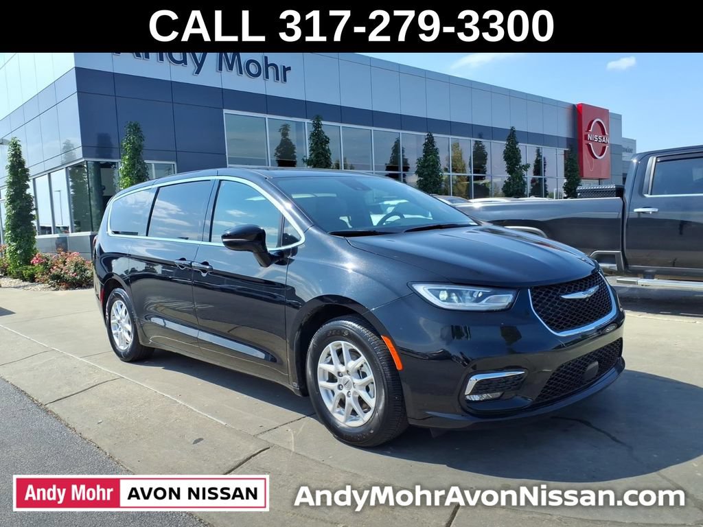 Used 2025 Chrysler Pacifica Select