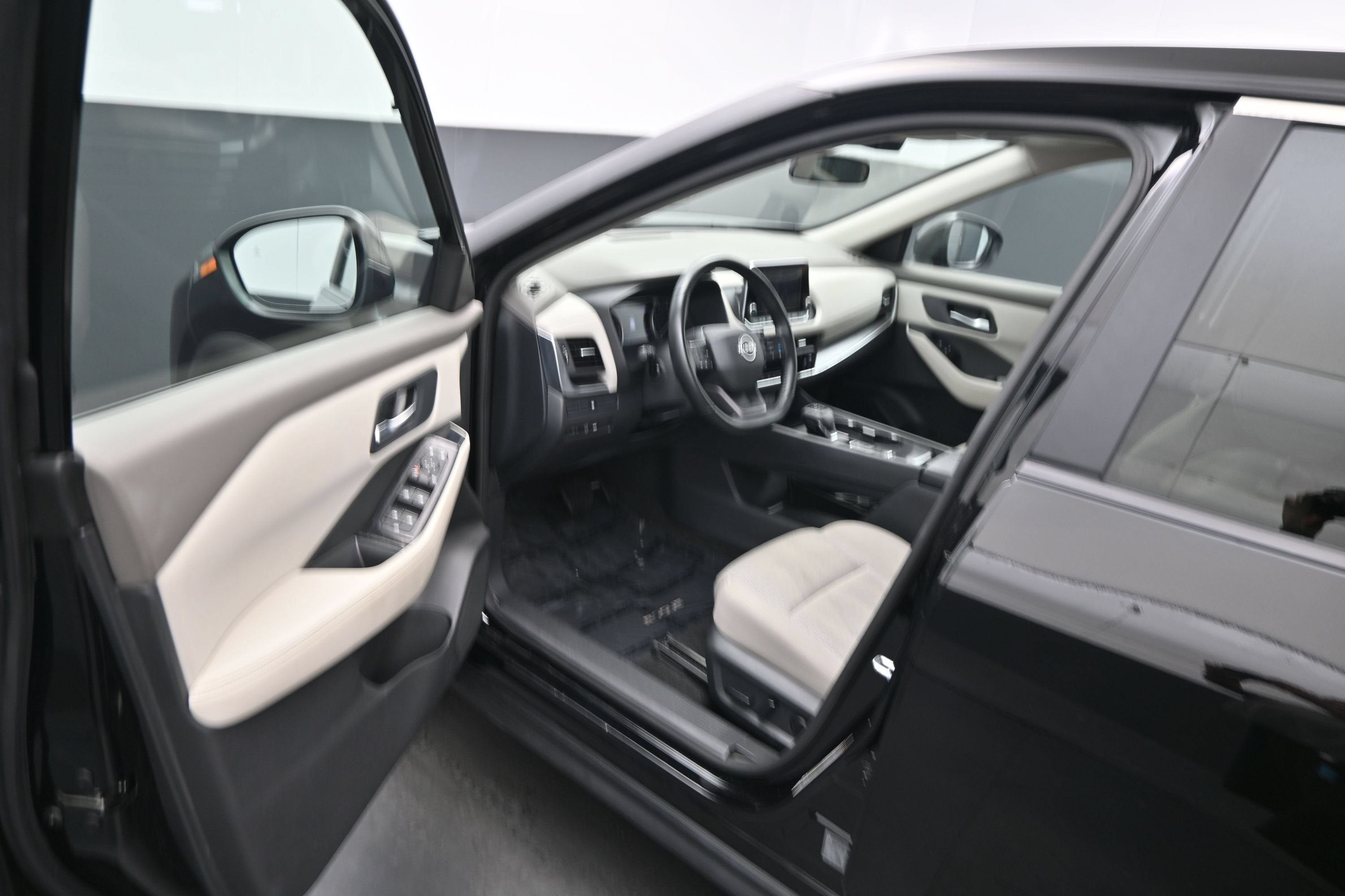 Used 2025 Nissan Rogue SV FWD image 18