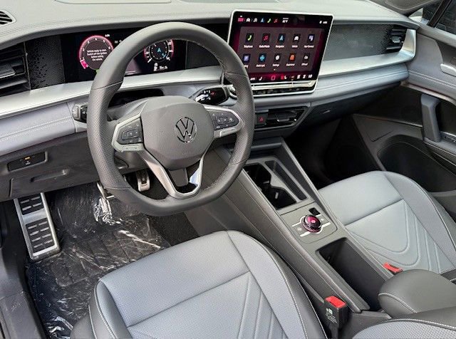 New 2025 Volkswagen Tiguan SE image 13