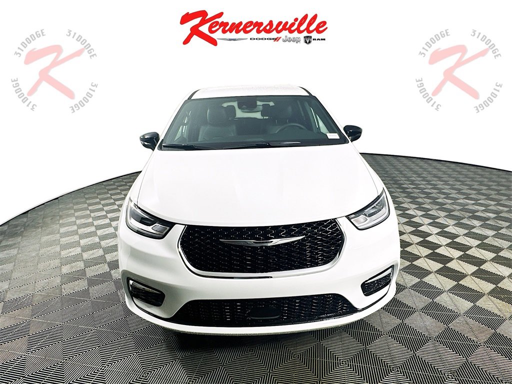 New 2026 Chrysler Pacifica Select image 2