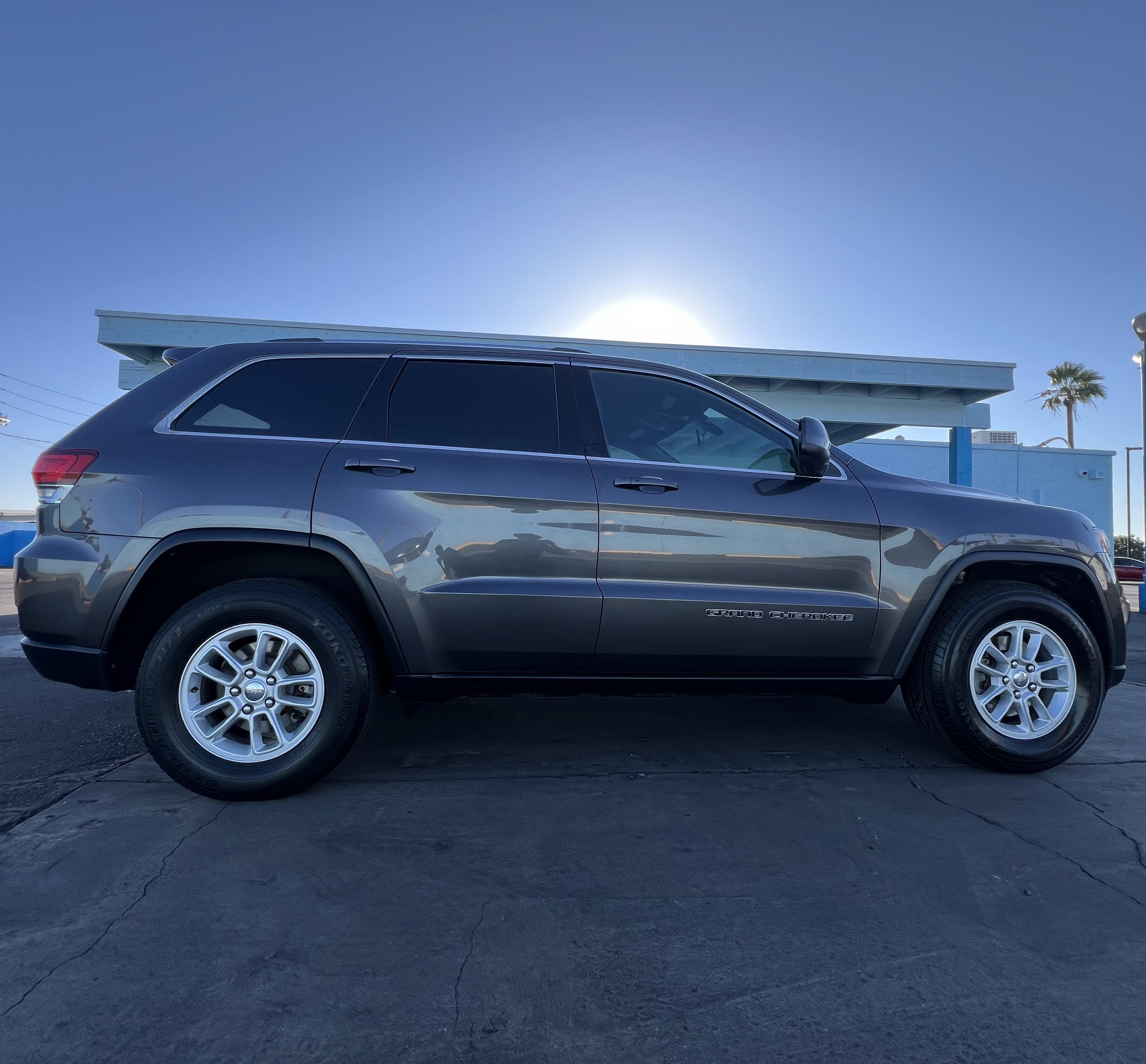 Used 2020 Jeep Grand Cherokee Laredo image 2