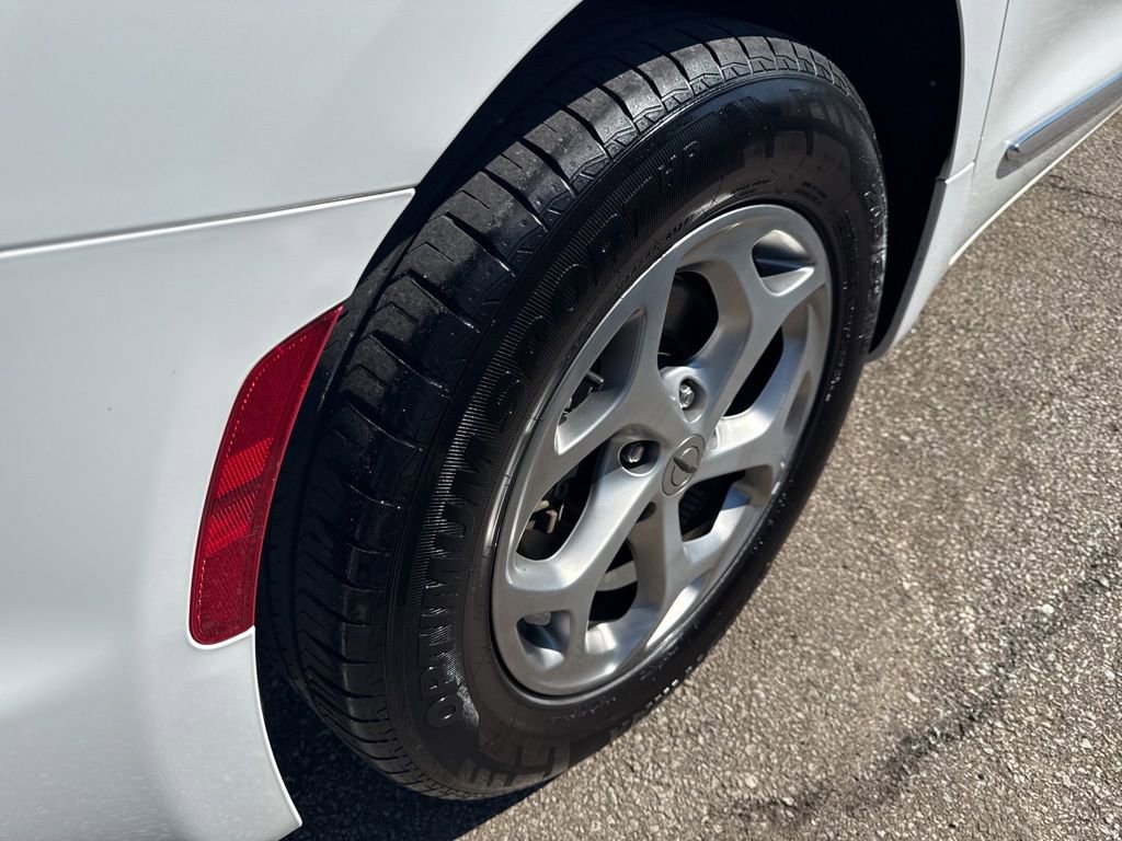 Used 2023 Chrysler Pacifica Limited image 47