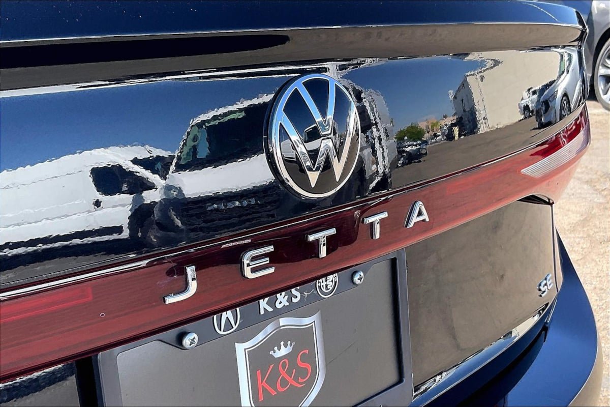 Used 2025 Volkswagen Jetta SE FWD image 7
