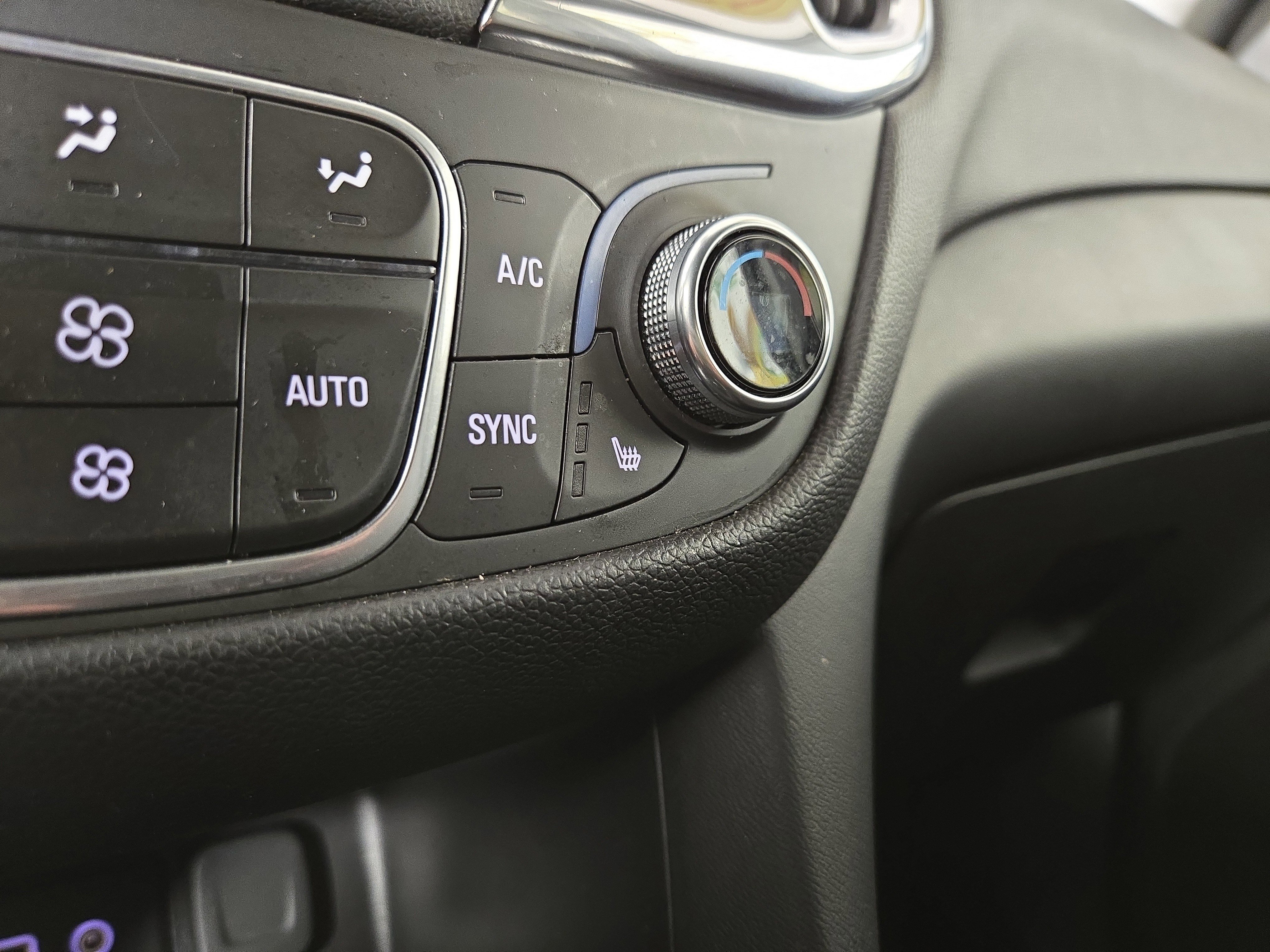 Used 2020 Chevrolet Equinox LT w/ Driver Convenience Package image 27